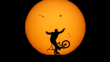 El rider de BMX Flatland Varo Hernández ante el sol de Madrid.
