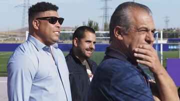Ronaldo, presidente del club, viendo el entrenamiento