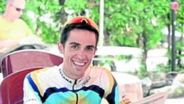 <b>LA SONRISA DEL CAMPEÓN. </b>Alberto Contador posa con un ejemplar de L'Équipe en la localidad suiza de Sion.