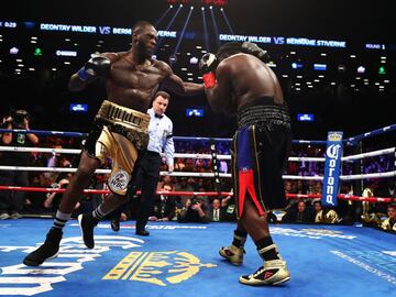 El boxeador estadounidense retuvo el título mundial de los pesados del Consejo Mundial en el primer asalto a los 2 minutos 59 segundos dejando KO al haitiano-canadiense.