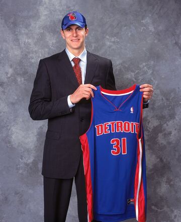 Número 2 del draft de 2003, fue elegido por Detroit Pistons.