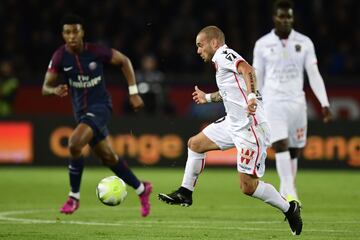 After spells with Inter and Galatasaray, the Dutch player is now playing with Nice in Ligue 1.