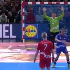 Nunca se vio algo así: el penalti de balonmano que te deja 'ido'