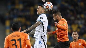 Soccer Football - Champions League - Group D - Shakhtar Donetsk v Inter Milan - NSC Olimpiyskiy, Kyiv, Ukraine - September 28, 2021 Inter Milan&#039;s Matias Vecino in action with Shakhtar Donetsk&#039;s Maycon REUTERS/Gleb Garanich