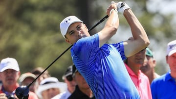 THM04. Augusta (United States), 02/04/2017.- Jordan Spieth of the US hits a tee shot on the first hole of a practice round as the Drive, Chip &amp; Putt Championship goes on elsewhere on the course at the 2017 Masters Tournament at the Augusta National Go