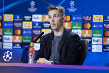 Grimaldo, del Leverkusen, en la conferencia de prensa.