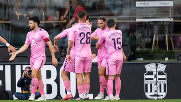 Los jugadores del CD Eldense celebran el tanto de Marc Mateu.