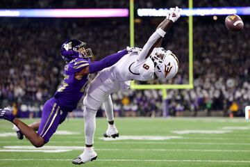 Una semana después de su victoria sobre Oregon, los Washington Huskies regresaban a casa para imponerse en esta ocasión a los Arizona State Sun Devils (15-7) y permanecer invictos. En la imagen, Elijah Jackson (a la
izquierda) defiende a Troy Omeire cuando falla un pase durante el primer cuarto en el Husky Stadium de Seattle.