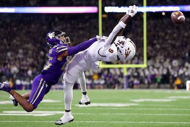 Una semana después de su victoria sobre Oregon, los Washington Huskies regresaban a casa para imponerse en esta ocasión a los Arizona State Sun Devils (15-7) y permanecer invictos. En la imagen, Elijah Jackson (a la
izquierda) defiende a Troy Omeire cuando falla un pase durante el primer cuarto en el Husky Stadium de Seattle.
