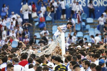 Miles de aficionados invaden el campo en busca de un último recuerdo. 