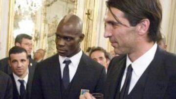 Fotograf&iacute;a cedida hoy, lunes 2 de julio de 2012, muestra al presidente italiano Giorgio Napolitano con los jugadores de la selecci&oacute;n italiana, Gianluigi Buffon y Mario Balotelli, en el Palacio Quirinale de Roma (Italia).