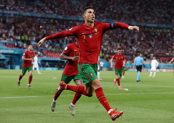 2-2. Cristiano Ronaldo celebra el segundo gol que marca de penalti.