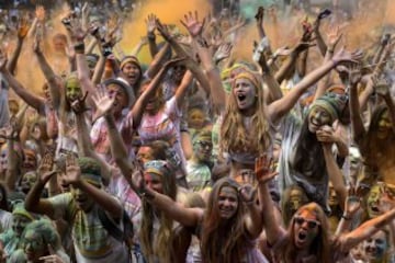 Participantes de la carrera anual Color Run en Lausana, Suiza.