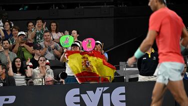Aficionados saludan el retorno de Nadal en Brisbane.
