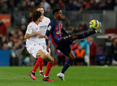 Ansu Fati con Bryan Gil e Ivan Rakitic en un momento del encuentro entre el Barcelona y Sevilla.