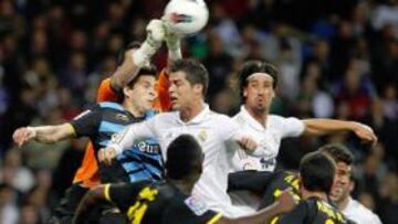 <b>CASILLA SE FAJÓ POR ALTO. </b>El portero espanyolista sacó bien los puños en las acometidas aéreas blancas, pero no pudo evitar encajar los cinco goles.