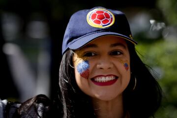 Los hinchas colombianos entregan toda su alegría en forma de apoyo a la Selección Colombia a las afueras del estadio de Sao Paulo, el gigante de Morumbí.