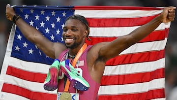 El atleta estadounidens Noah Lyles celebra su medalla de oro en los 200 metros lisos en los Mundiales de Atletismo de Budapest 2023.