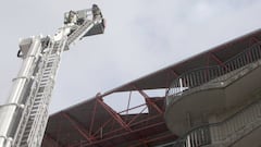 Los bomberos empiezan a reparar la cubierta de Balaídos