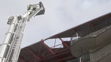 06/02/17 CELTA DE VIGO
Los bomberos empiezan a arreglar el destrozado techo de la grada de Rio de Balaidos cubierta desprendimientos por el temporal