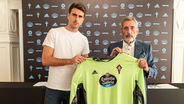 Iv&aacute;n Villar posa junto a Carlos Mouri&ntilde;o con la camiseta del Celta.