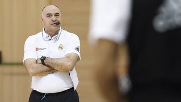 Pablo Laso dirigiendo un entrenamiento del Real Madrid