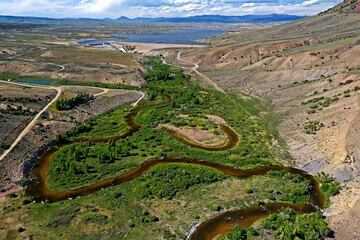 2.500 hectáreas de terreno virgen con pistas privadas de esquí, zonas de caza, arroyos y embalses para pescar y kilómetros de trails y carreteras. En el corazón de esta extensa área se encuentra la ’isla’, un bosque de álamos y coníferas rodeados de un mar de hierba en el que se pueden encontrar también alces y ciervos. 