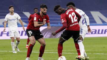 Vinicius le gana la partida a Diakhaby y Alderete.