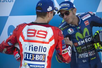 Valentino Rossi felicita a Jorge Lorenzo por su segunda posición.