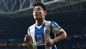 Wu Lei celebra su gol ante el Barcelona. 