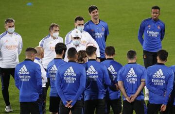 Los jugadores del Real Madrid escuchan las indicaciones de Ancelotti antes del entrenamiento en el estadio Príncipe Faisal de Riad.