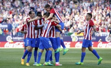 Los jugadores celebran el 1-0 de Carrasco.