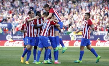 Los jugadores celebran el 1-0 de Carrasco. 