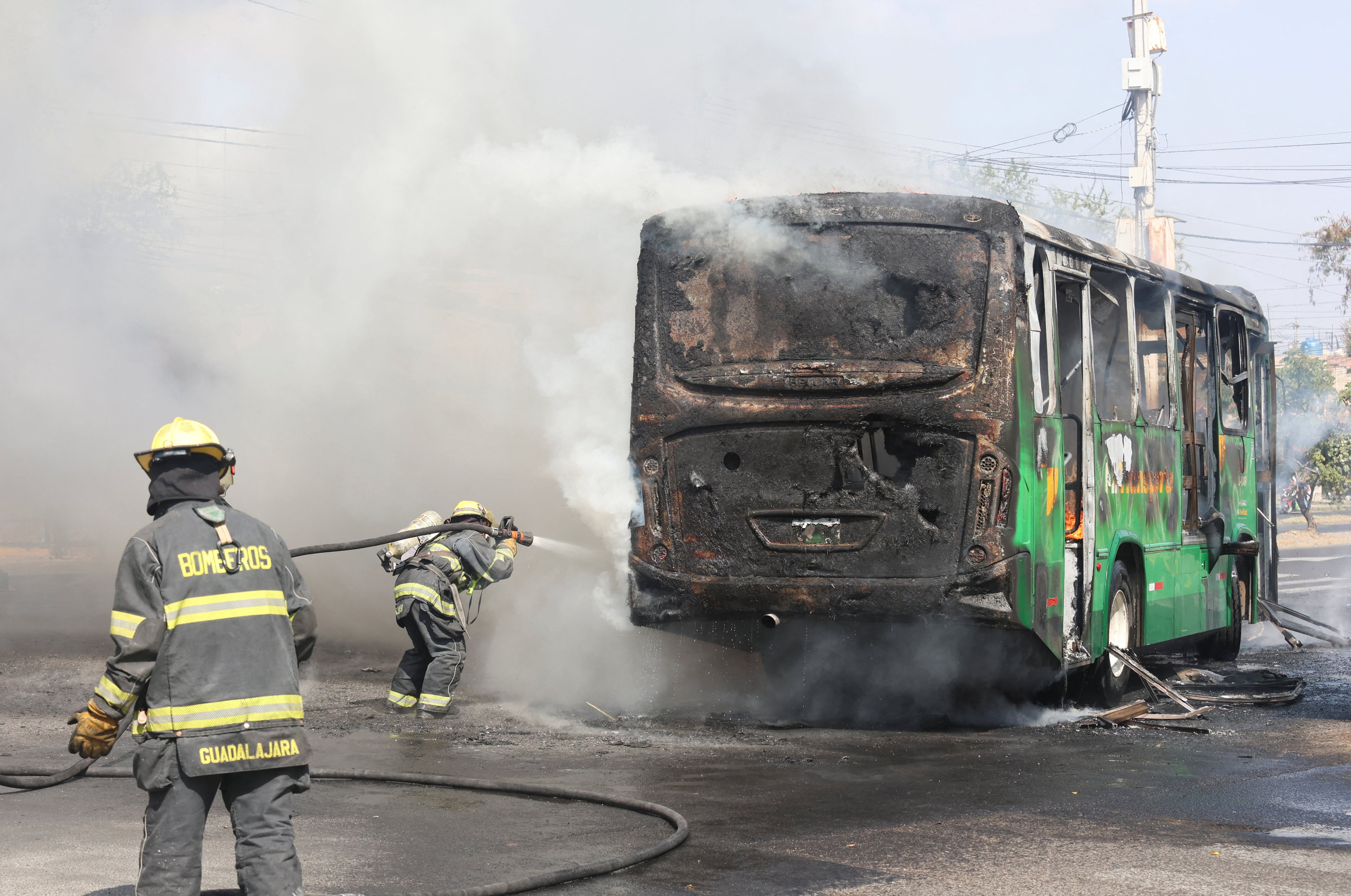 Camiones incendiados en las carreteras de Jalisco por narcobloqueos