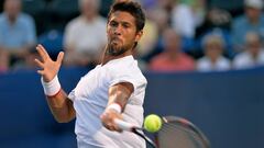 Fernando Verdasco devuelve una bola a Steve Johnson durante su partido en el Open de Winston-Salem.