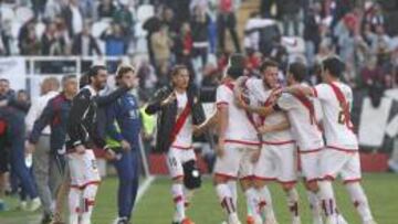 Miku celebra con sus compañeros el 2-1 al Villarreal.