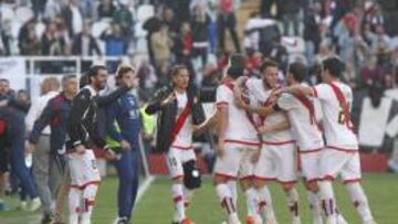 Miku celebra con sus compa&ntilde;eros el 2-1 al Villarreal.