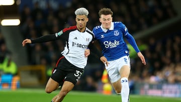 Soccer Football - Carabao Cup - Quarter Final - Everton v Fulham - Goodison Park, Liverpool, Britain - December 19, 2023 Fulham's Antonee Robinson in action with Everton's Nathan Patterson REUTERS/Carl Recine NO USE WITH UNAUTHORIZED AUDIO, VIDEO, DATA, FIXTURE LISTS, CLUB/LEAGUE LOGOS OR 'LIVE' SERVICES. ONLINE IN-MATCH USE LIMITED TO 45 IMAGES, NO VIDEO EMULATION. NO USE IN BETTING, GAMES OR SINGLE CLUB/LEAGUE/PLAYER PUBLICATIONS.