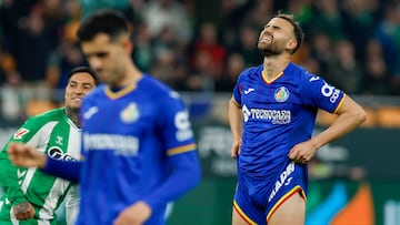 SEVILLA, 21/12/2025.- El delantero del Getafe, Borja Mayoral, se lamenta tras fallar un penalti durante el partido de la jornada 17 de LaLiga EA Sports, que Real Betis y Getafe CF disputan hoy domingo en el estadio La Cartuja de Sevilla. EFE/ Julio Muñoz