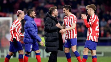 Koke, con Simeone, quien saluda a Savic, al final del partido ante el Sevilla.