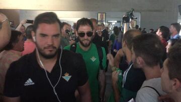 Tremendo recibimiento al Betis tras la victoria en el Bernab¨¦u