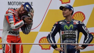 Lorenzo junto a Dovizioso en el podio de Sepang.