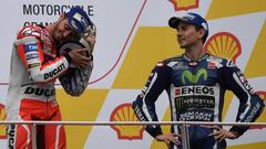 Lorenzo junto a Dovizioso en el podio de Sepang.