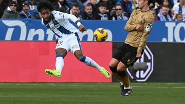 LEGANÉS (MADRID), 08/12/2024.- El jugador del Leganés Valentin Rosier (i) despeja el balón durante el partido de LaLiga entre el Leganés y la Real Sociedad, este domingo, en el estadio Municipal de Butarque. EFE/ Fernando Villar