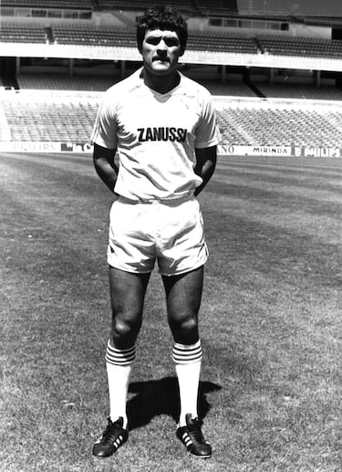 Julio Suárez llegó al Real Madrid en la temporada 1983-84, procedente de Las Palmas, con la expectativa de abrirse hueco en un equipo repleto de competencia. Su paso por el Bernabéu fue breve, sin demasiada continuidad, pero le sirvió para adquirir experiencia en un entorno de máxima exigencia.