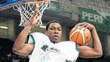 <b>LUCHA. </b>Pietrus captura un balón ante la mirada de Becirovic.