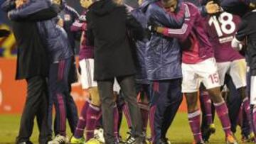 <b>ALEGRÍA INESPERADA. </b>Los jugadores del Lyon se abrazan en el césped del Stadion Maksimir tras lograr un escandaloso triunfo por 1-7 con seis goles en la segunda mitad.