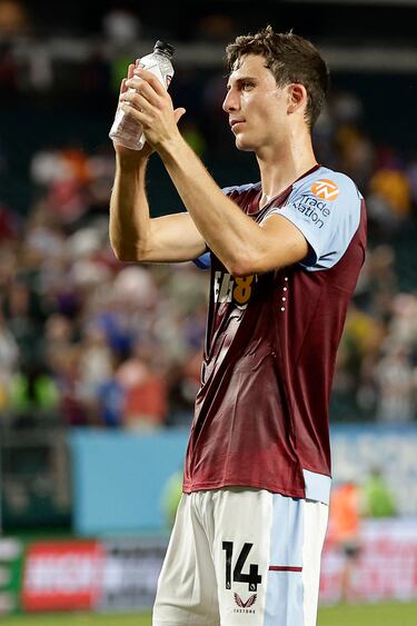 Emery encuentra a su primer héroe