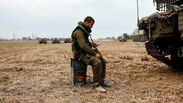 Un soldado israelí se sienta sobre cajas de municiones cerca de un tanque Un soldado israelí se sienta sobre cajas de municiones cerca de un tanque.