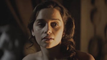 Emilia Clarke desnuda en Voice from the Stone